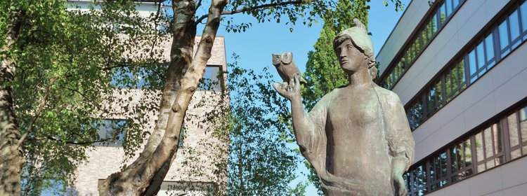 Weibliche Statue aus Stein mit Eule in der Hand vor dem RBZ