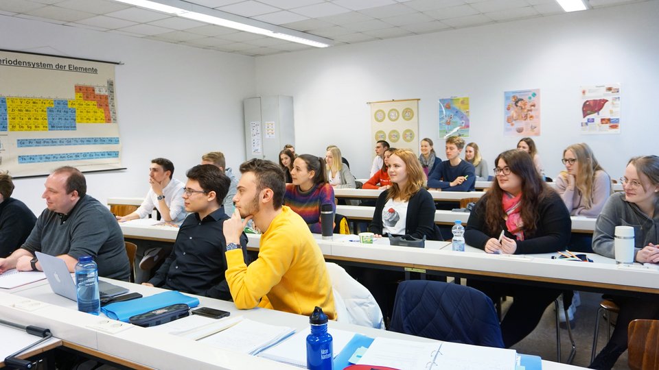 Klassenraum mit Teilnehmern des Intensivkurses Chemie